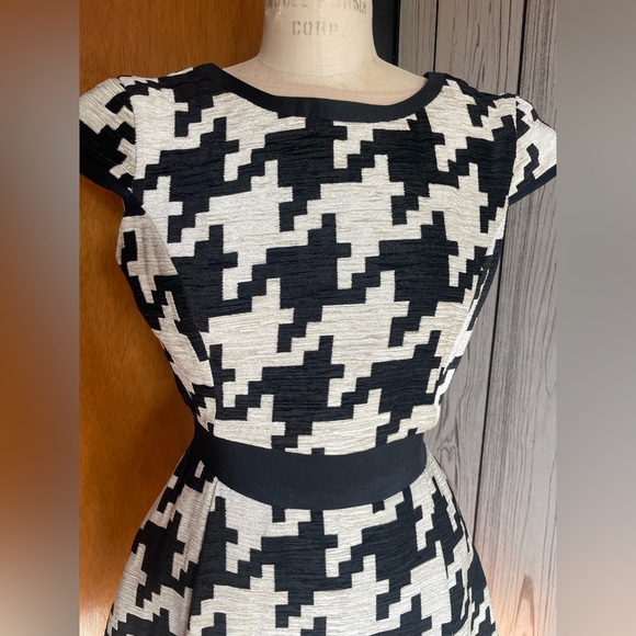 Cream/Blk large herringbone print cap sleeve dress in size 2 - Picture 6 of 11